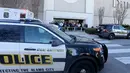 Suasana setelah terjadinya baku tembak di Rolling Oaks Mall, Texas, Minggu (22/1). Satu orang tewas dan tujuh orang lainnya mengalami luka tembak, termasuk salah satu tersangka. (Edward A. Ornelas/The San Antonio Express-News via AP)