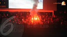 Meski telah mendapat larangan untuk membakar kembang api dalam laga Indonesia vs Belanda yang dihelat di Jakarta pada 7 Juni 2013 namun beberapa suporter tetap saja membandel (Liputan6.com/Helmi Fithriansyah)