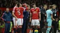 Gelandang Manchester United, Morgan Schneiderlin (nomor 28), mengalami cedera pada laga kontra West Ham United di Old Trafford, Manchester, Sabtu (5/12/2015). (AFP/Oli Scarff)