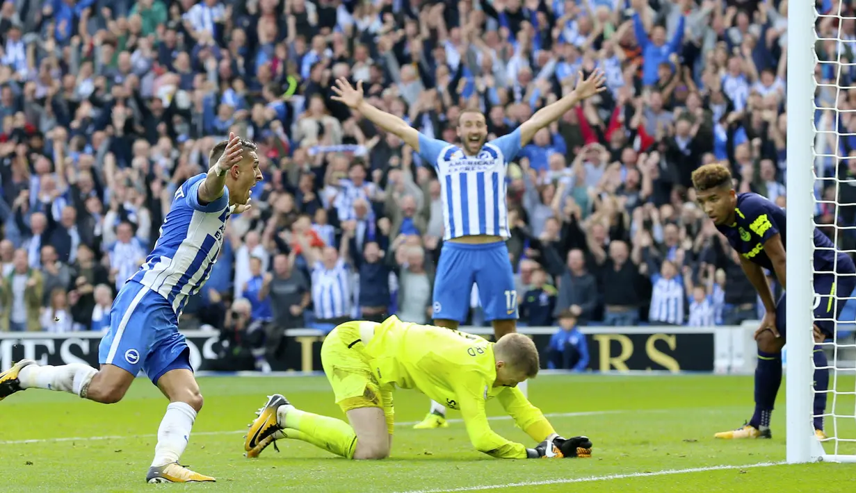 Gelandang Brighton & Hove Albion, Anthony Knockaert, melakukan selebrasi usai mencetak gol ke gawang Everton pada laga Premier League di Stadion AMEX, Minggu (15/10/2017). Brighton & Hove Albion bermain imbang 1-1 Everton.(AP/Gareth Fuller)