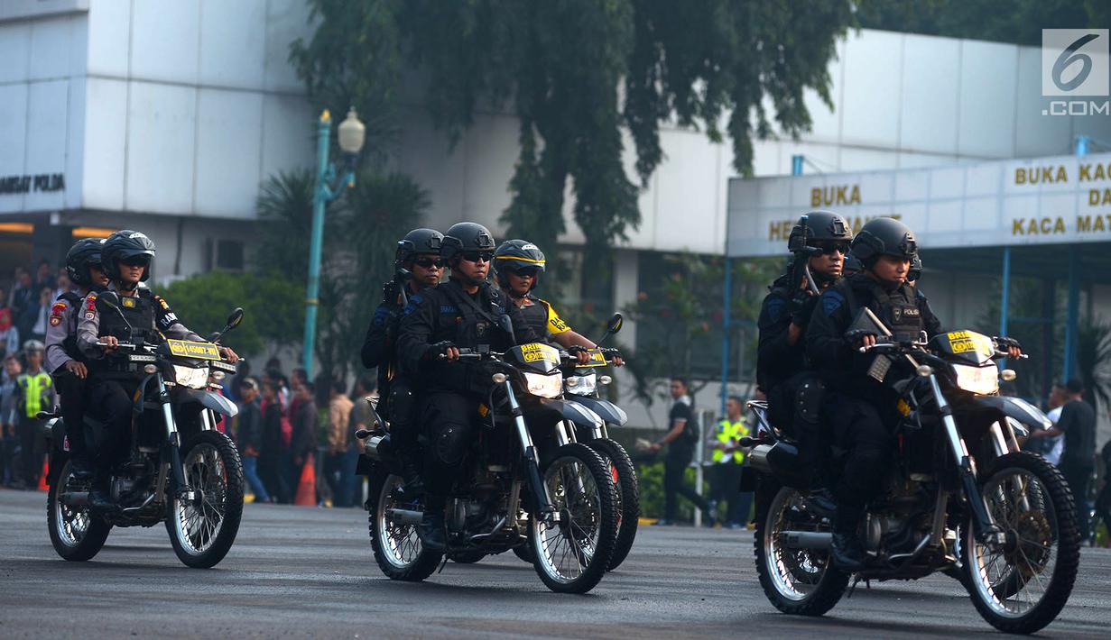 Petugas kepolisian bersenjata mengendarai sepeda motor dalam apel pengamanan Asian Games 2018 di Lapangan Ditlantas Polda Metro Jaya, Jakarta, Selasa (31/7). Apel ini diberi nama 'Operasi Among Raga'. (Merdeka.com/Imam Buhori)