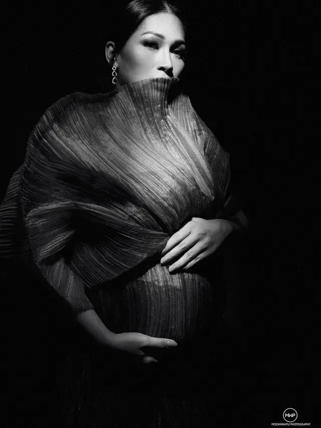6 Gaya Maternity Shoot Tata Janeeta, Memukau dan Elegan