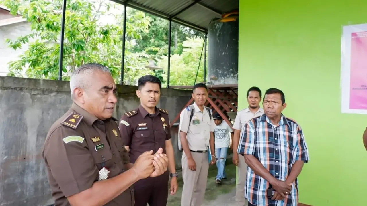 Jaksa Flores Timur saat menyita aset milik terpidana kasus korupsi dana covid-19 (Liputan6.com/Ola Keda)