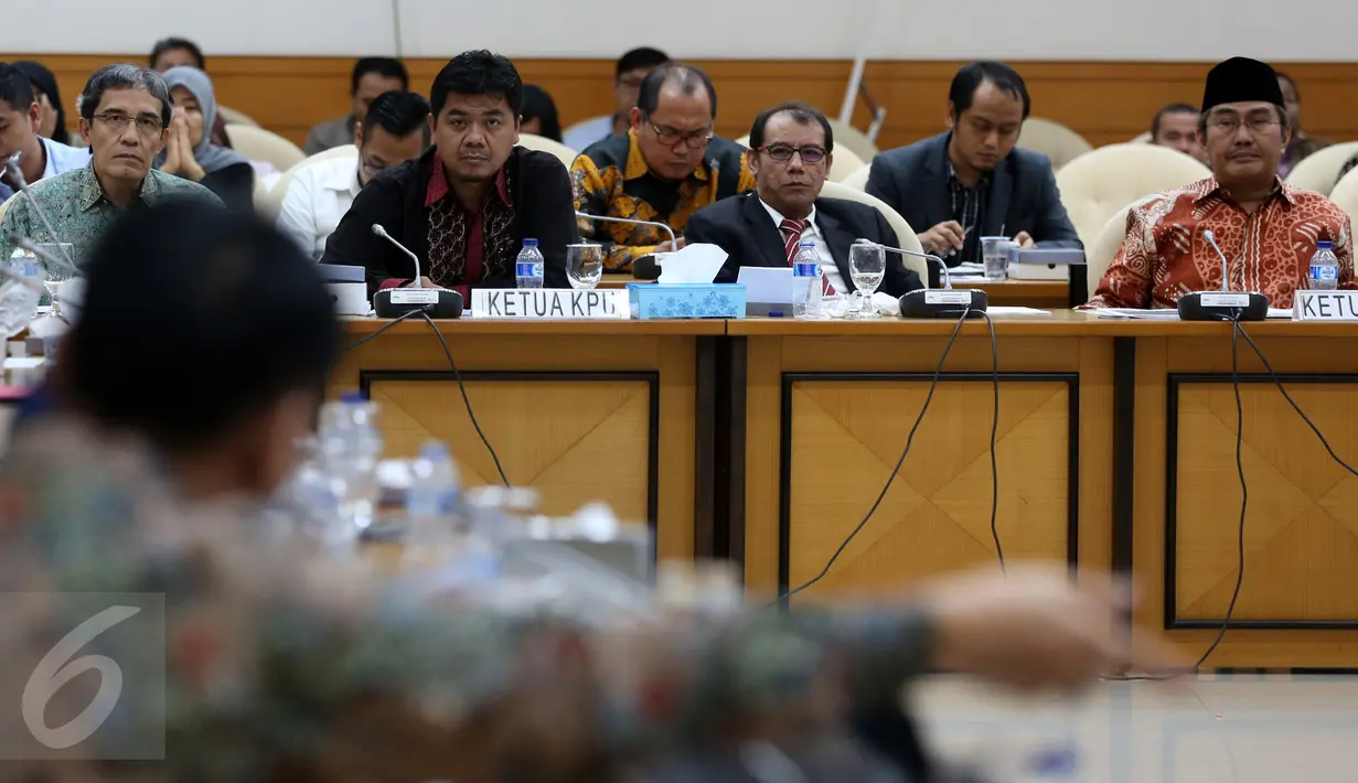 Ketua KPU Juri Ardiantoro (kedua kiri) dan Ketua DKPP Jimly Asshiddiqie (kanan) melakukan Rapat dengan Pansus RUU Pemilu di Komplek Parlemen, Senayan, Jakarta, Rabu (7/12) Rapat mengenai Rancangan UU Pemilu. (Liputan6.com/Johan Tallo)
