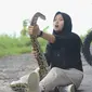 Pritta, gadis cantik asal Bojonegoro yang jatuh cinta dengan ular piton. (Liputan6.com/Ahmad Adirin)