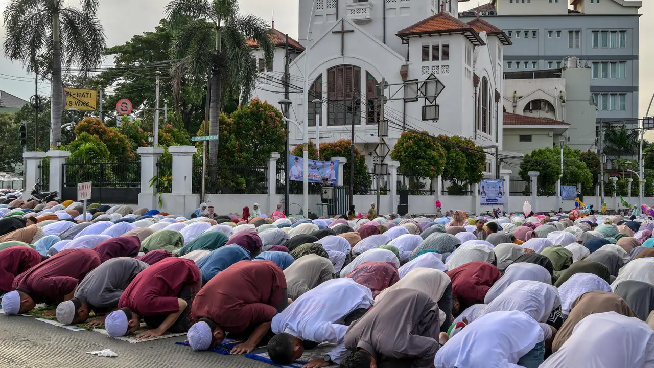 Khusyuk, Ribuan Umat Muslim Salat Idul Fitri 1446 H di Jatinegara