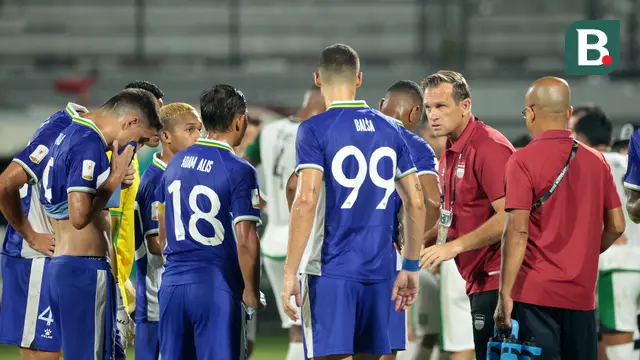 Foto: Final Dramatis! Persebaya Angkat Trofi Piala Presiden 2026 Usai Kalahkan Persib Lewat Adu Penalti