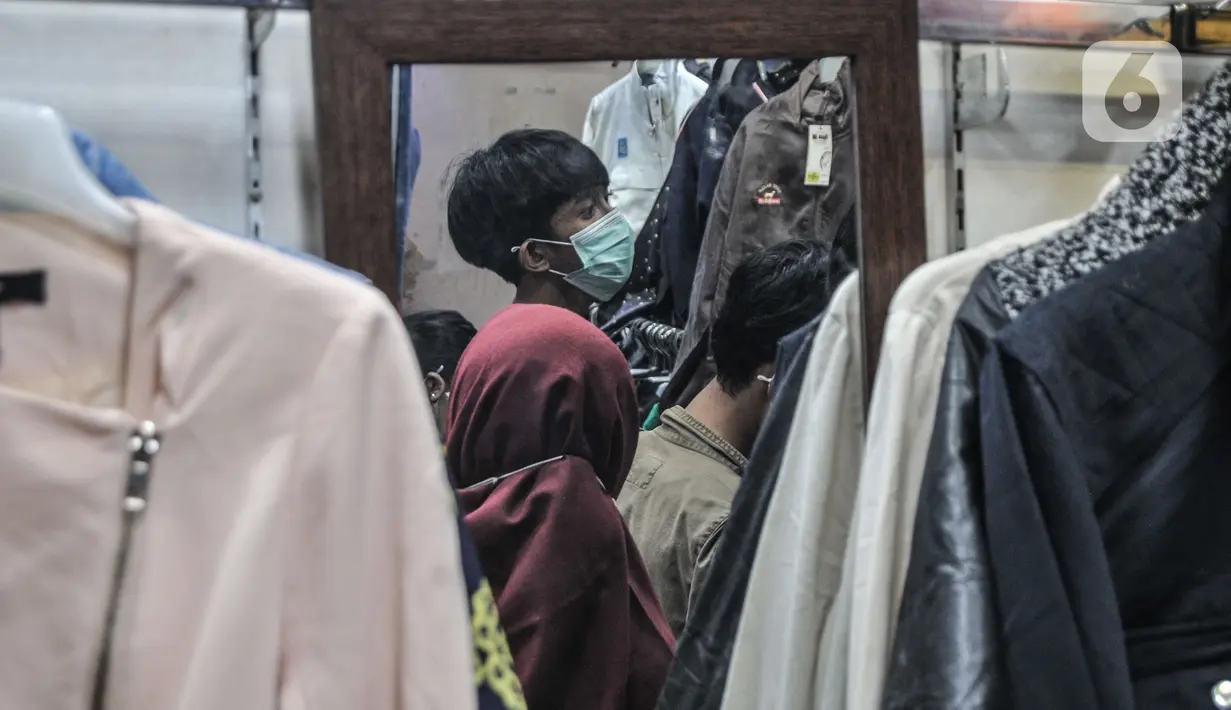 Pengunjung saat memilih pakaian impor bekas di Pasar Senen, Jakarta, Minggu (9/5/2021). Menurut pedagang, jumlah pengunjung di blok pakaian impor bekas mulai dipadati pengunjung sejak Kamis (6/5) kemarin. (merdeka.com/Iqbal S. Nugroho)