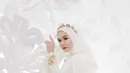 Ria Ricis terlihat makin cantik dengan hijab lilit putih dan headpiece keemasan [@riaricis1795]