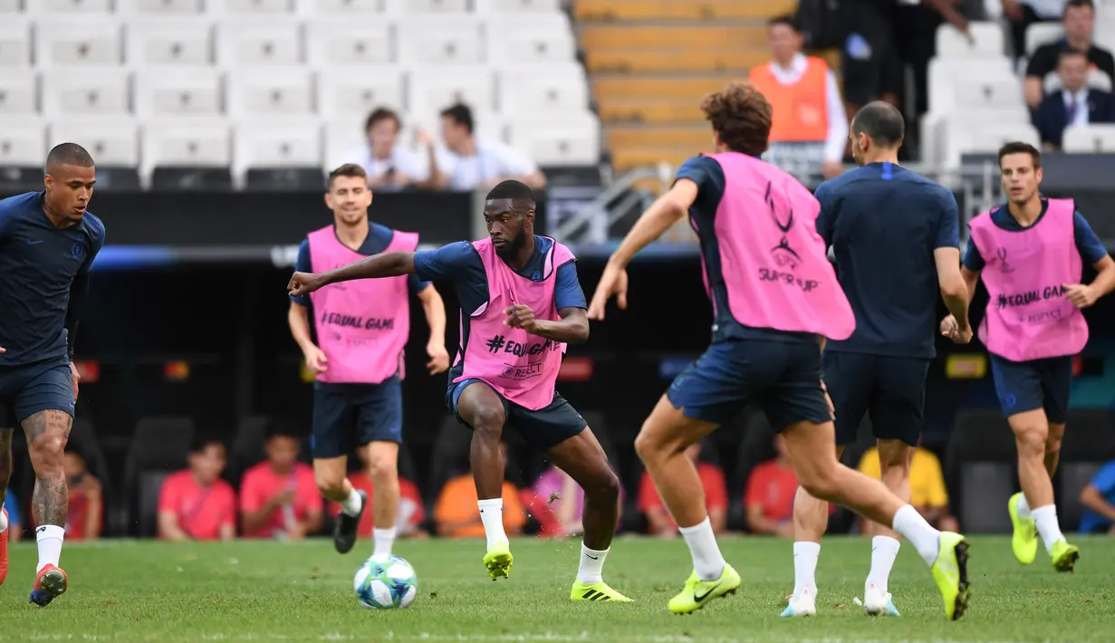 Para pemain Chelsea menghadiri sesi latihan jelang di stadion Besiktas Park di Istanbul, Turki (13/8/2019). Chelsea akan bertanding melawan Liverpool dalam pertandingan Piala Super Eropa 2019 di Istanbul, Turki, Kamis (15/8/2019) dini hari WIB. (AFP Photo/Ozan Koze)