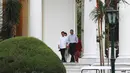 Presiden Joko Widodo (Jokowi) dan Presiden AS ke-44, Barack Obama berjalan menuju halaman Istana Bogor, Jawa Barat, Jumat (30/6). Jokowi mengajak Obama berkeliling Istana dan Kebun Raya Bogor dengan mengendarai golf car.  (Liputan6.com/Angga Yuniar)