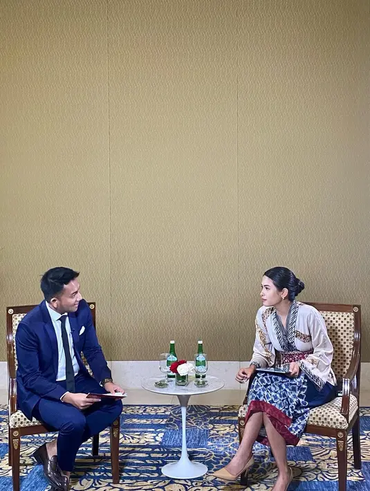 Salah satu look kebaya dan batik bergaya modern dengan lengan lebar dan rok kain batik. [IG @maudyayunda]