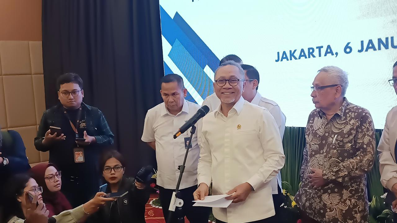 Menteri Koordinator Bidang Pangan, Zulkifli Hasan dalam Konferensi Pers Tindak Lanjut Rapat Terbatas mengenai Kebijakan Pangan di Graha Mandiri, Jakarta, Senin (6/1/2025). (Merdeka.com/Sulaeman)