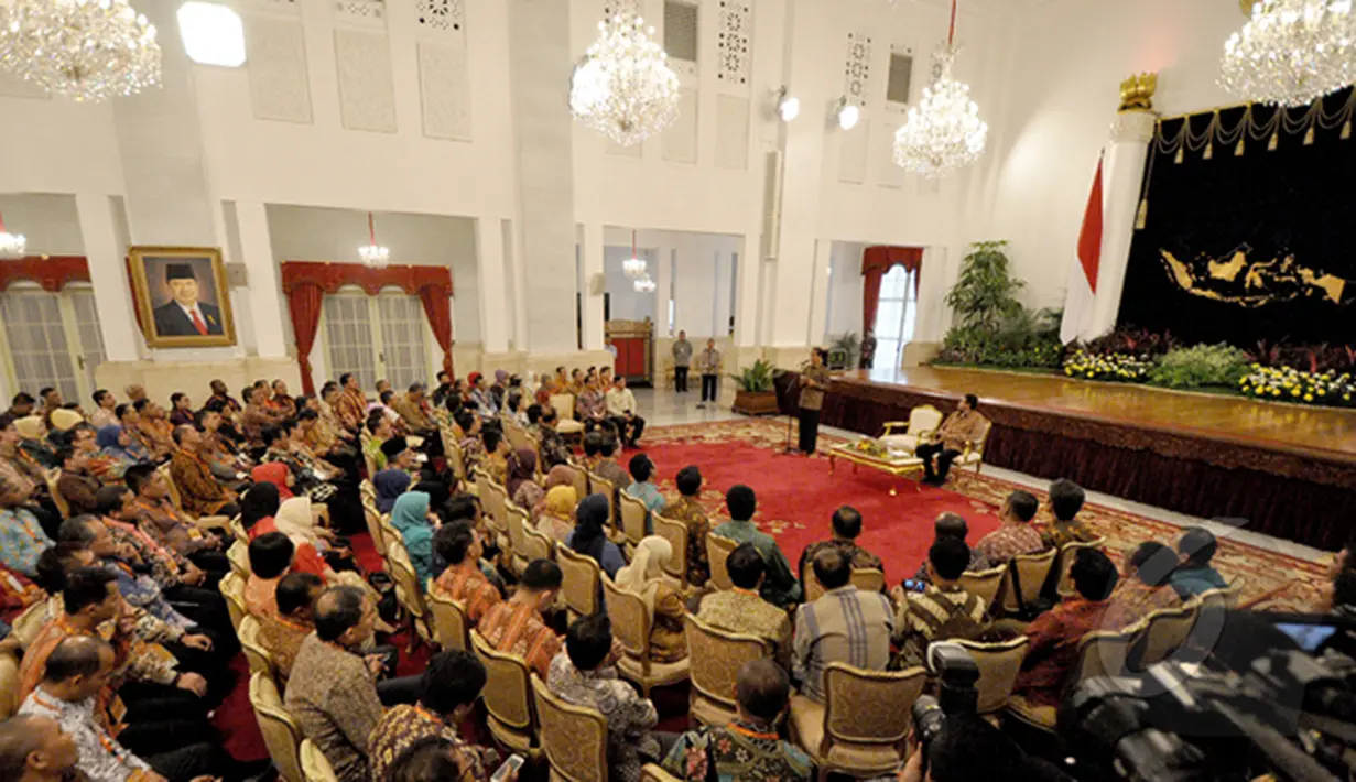 Presiden Joko Widodo (kiri) menyampaikan pidato saat pertemuan dengan pimpinan Bawaslu se-Indonesia di Istana Negara, Jakarta, (24/2/2015). Pertemuan membicarakan permasalahan Bawaslu jelang berlangsungnya Pilkada serentak.  (Liputan6.com/Faizal Fanani)