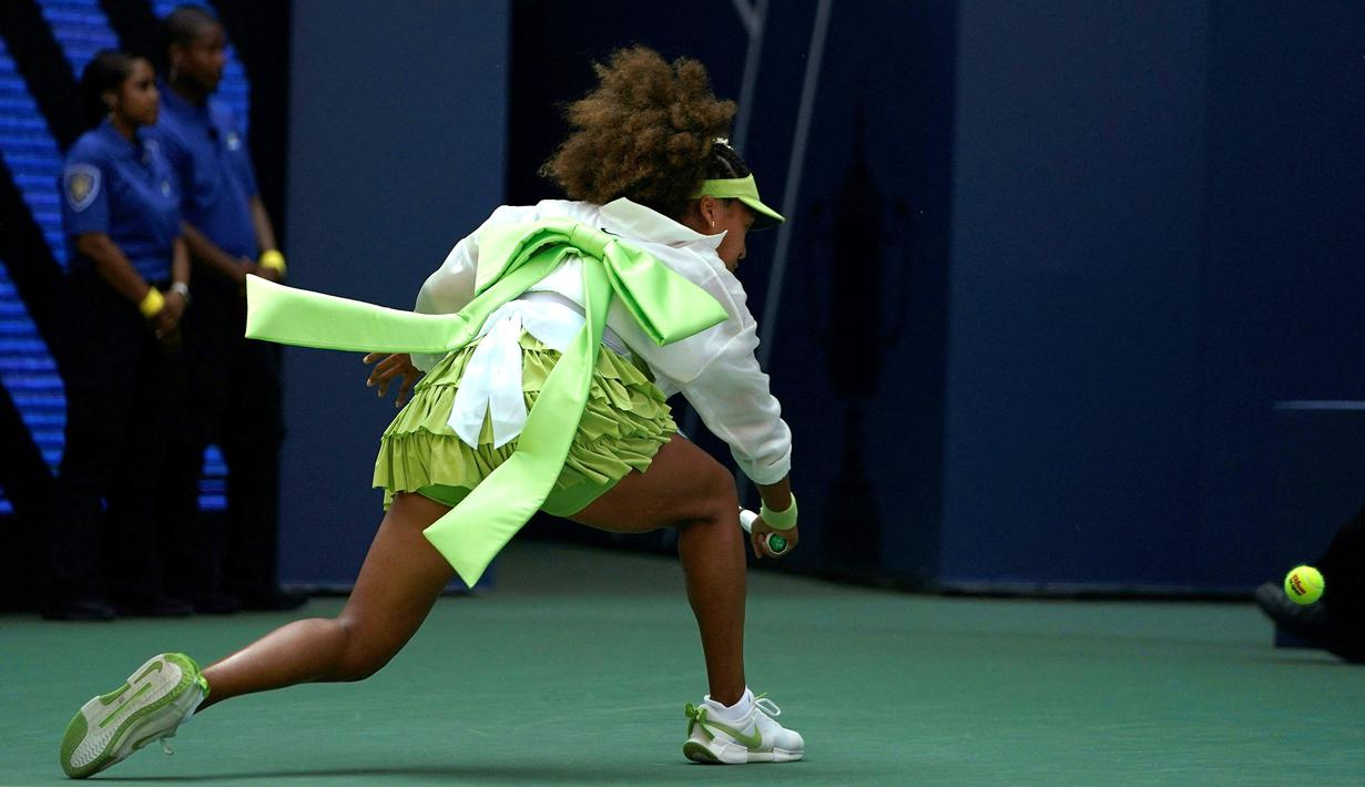 Petenis Jepang, Naomi Osaka melakukan pemanasan sebelum laga putaran pertama melawan petenis Latvia, Jelena Ostapenko pada laga putaran pertama Amerika Open 2024 di USTA Billie Jean King National Tennis Center, New York, Selasa (27/08/2024). (AFP/Mike Stobe)