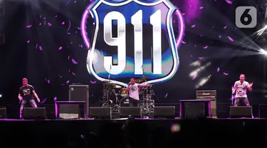 Boy band lawas era 90-an asal Inggris, 911 saat tampil pada hari pertama The 90's Festival 2023 di Gambir Expo Kemayoran, Jakarta Utara, Sabtu (12/8/2023). (Liputan6.com/Johan Tallo)