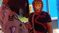 Pakai Topeng Mainan Sebagai Pengganti Masker, Ulah Emak-Emak Ini Bikin Ketawa