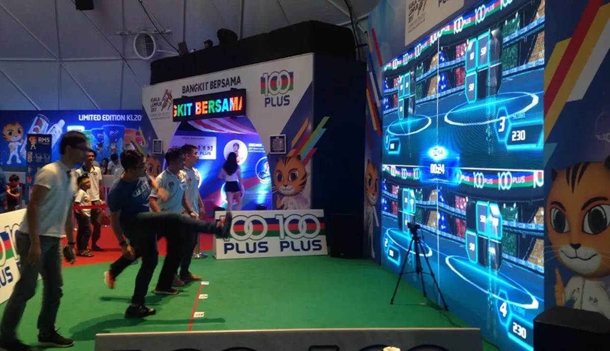 Warga menjajal permainan di kompleks Stadion Nasional Bukit Jalil di sela-sela acara pembukaan SEA Games 2017, di Kuala Lumpur, Sabtu (19/8/2017). (Bola.com/Benediktus Gerendo Pradigdo)
