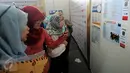 Sejumlah pelamar melihat lowongan kerja yang dibuka perusahaan EMTEK Group pada Job for Career di Stadion Gelora Bung Karno Jakarta, Rabu (30/9/2015). Tingginya angka pencari kerja menjadikan bursa kerja ramai peminat. (Liputan6.com/Helmi Fithriansyah)