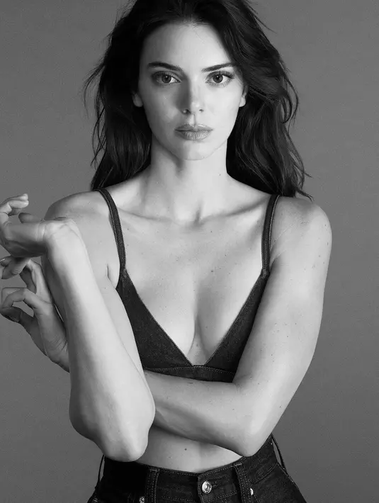 Sementara Kendall Jenner memiliki bra hitam dan celana black jeans [@calvinklein]