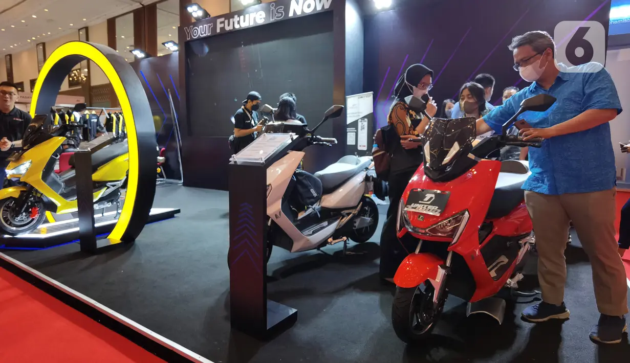Pengunjung melihat kendaraan listrik yang dipamerkan dalam Indonesia Electric Motor Show (IEMS) 2022 di Jakarta Convention Center, Jakarta, Kamis (29/9/2022). Dengan tema ‘Strengthening Autonomus Ecosystem’, ada sekitar 50 peserta pameran yang mengikuti pameran ini. (Liputan6.com/Johan Tallo)