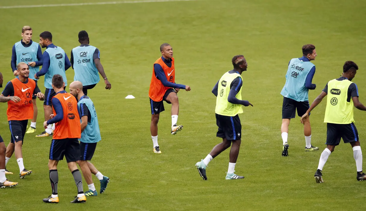 Suasana latihan Kylian Mbappe dan timnas Prancis di Stade de France stadium, Saint Denis, (30/8/2017). Prancis akan melawan Belanda pada pada kualifikasi Grup A Piala Dunia 2018. (AP/Christophe Ena)
