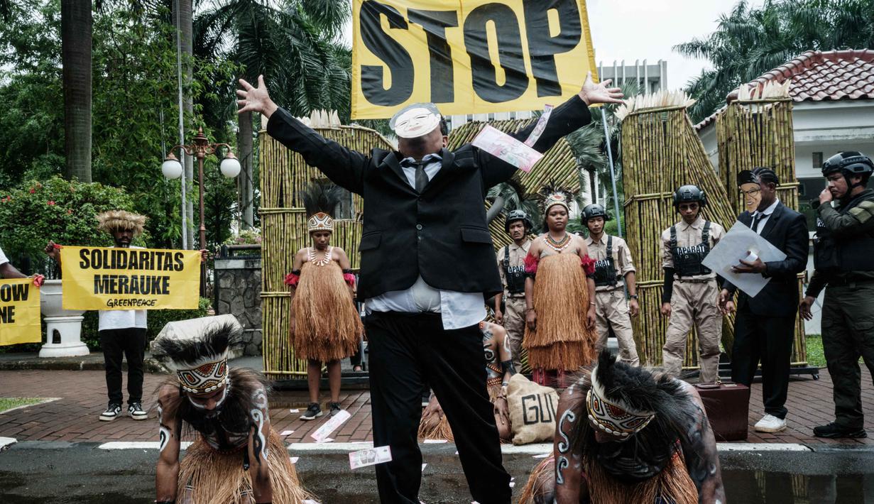 Di sisi lain, dalam pengarahan ke kepala daerah se-Papua dan Komite Eksekutif Percepatan Pembangunan Otonomi Khusus Papua, di Istana Negara, pada Selasa 16 Desember 2025, Presiden Prabowo menyebut wilayah Papua harus ditanam kelapa sawit untuk Bahan Bakar Minyak (BBM), dan tebu atau singkong untuk etanol. Tampak dalam foto, aktivis Greenpeace Indonesia dan bersama beberapa pemuda Papua menggelar aksi teatrikal saat berunjuk rasa di depan Kantor Kementerian Koordinator bidang Perekonomian, Jakarta, Kamis (18/12/2025). (Yasuyoshi Chiba/AFP)
