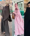 Gaya Selebritis Tanah Air Kenakan Cadar saat Umrah. [Instagram]