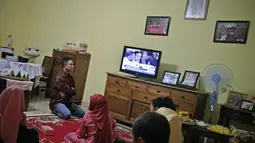 Keluarga besar Joko Widodo berada di kediaman Ibundanya, Sudjiatmi Notomihardjo di Solo, menonton liputan berita Jokowi berbuka puasa bersama di Jakarta, Selasa (22/7/14). (ANTARA FOTO/Hafidz Novalsyah) 