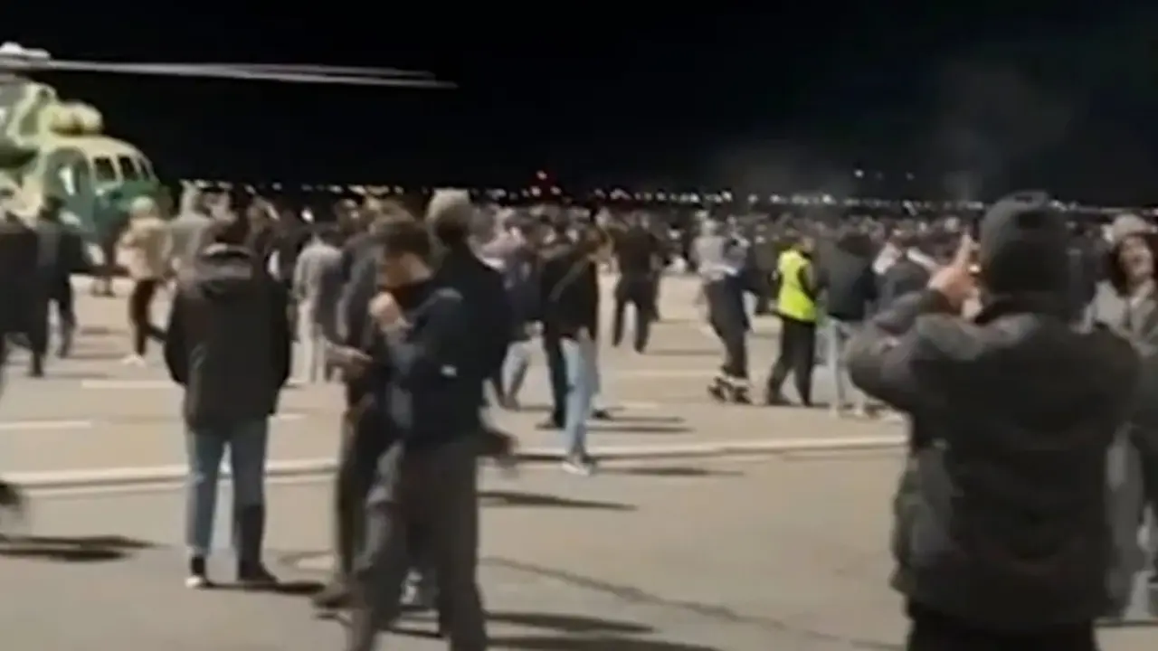 Massa Anti Israel Kepung Bandara Dagestan di Rusia, Teriak Allahu Akbar Serbu Pesawat dari Tel Aviv