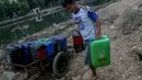 Harga air bersih tersebut dipatok dengan harga Rp. 3000 per jerigen, Jakarta, Senin (22/9/14). (Liputan6.com/Faizal Fanani)