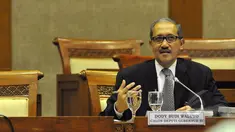 Kandidat Deputi Gubernur BI, Dody Budi Waluyo mengikuti uji kelayakan dengan Komisi XI DPR RI di Kompleks Parlemen, Jakarta, Senin (20/4/2015). Salah satu dari ketiga kandidat akan menggantikan Halim Alamsyah. (Liputan6.com/Andrian M Tunay)