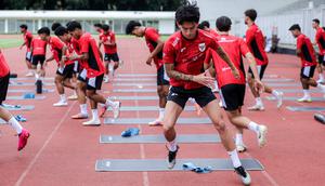 Luke Xavier Keet melakukan pemanasan saat latihan perdana Timnas Indonesia U-22 untuk SEA Games 2025 di Stadion Madya, Senayan, Jakarta, Selasa (11/11/2025). (Bola.com/Bagaskara Lazuardi)