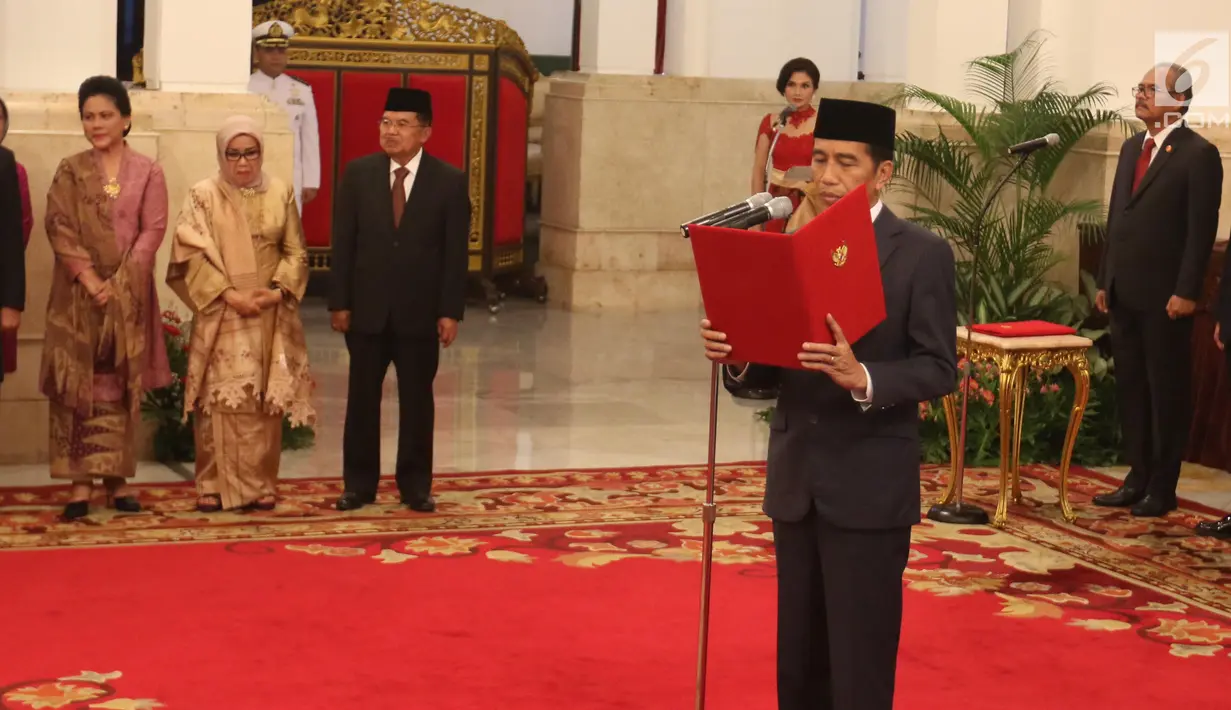 Presiden Joko Widodo membacakan sumpah jabatan saat melantik lima Duta Besar Luar Biasa dan Berkuasa Penuh RI di Istana Negara, Jakarta, Rabu (13/2). (Liputan6.com/Angga Yuniar)