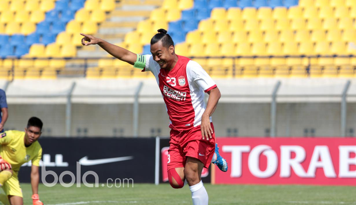 Bek PSM Makasar, Hamka Hamzah, merayakan gol yang dicetaknya ke gawang Persiba pada laga Piala Presiden 2017 di Stadion Sijalak Harupat, Soreang, Bandung, Jumat (17/2/2017). PSM menang 3-1 atas Persiba. (Bola.com/Nicklas Hanoatubun)