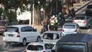Petugas kepolisian menilang pesepeda motor yang melanggar lalu lintas di kawasan Kemayoran, Jakarta, Kamis (18/8). (Liputan6.com/Immanuel Antonius)
