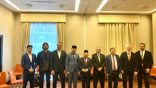 Ma'ruf Amin melakukan pertemuan dengan Yayasan Islam dan para pengusaha halal di Bratislava, Slovakia, Minggu (26/11/2023)