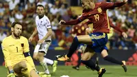 Rodrigo mencetak gol pada menit ke-16 untuk Spanyol ke gawang Albania, pada Jumat (6/10/2017). (AFP / JOSE JORDAN)