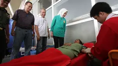 Walikota Tangerang Selatan Airin Rachmy Diani didampingi Direktur PT. Jaya Real Property Henky Widjaja dan Presiden Universitas Pembangunan Jaya Edmund Sutisna saaat menyapa donor darah  di Bintaro, Tangerang Selatan, Banten, Minggu (21/8). (Liputan6.com)