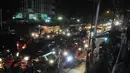 Antrean kendaraan di SPBU tersebut sampai ke ruas di Jalan Cikini Raya, Jakarta Pusat, Senin (17/11/2014). (Liputan6.com/Herman Zakharia) 