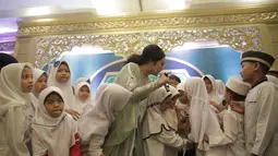 Krisdayanti berbaur dengan anak yatim pada acara buka puasa bersama kemarin lusa. Krisdayanti terlihat begitu akrab. Anak-anak tersebut pun juga antusias dengan kehadiran Krisdayanti pada acara tersebut (KapanLagi.com/Nurwahyunan)