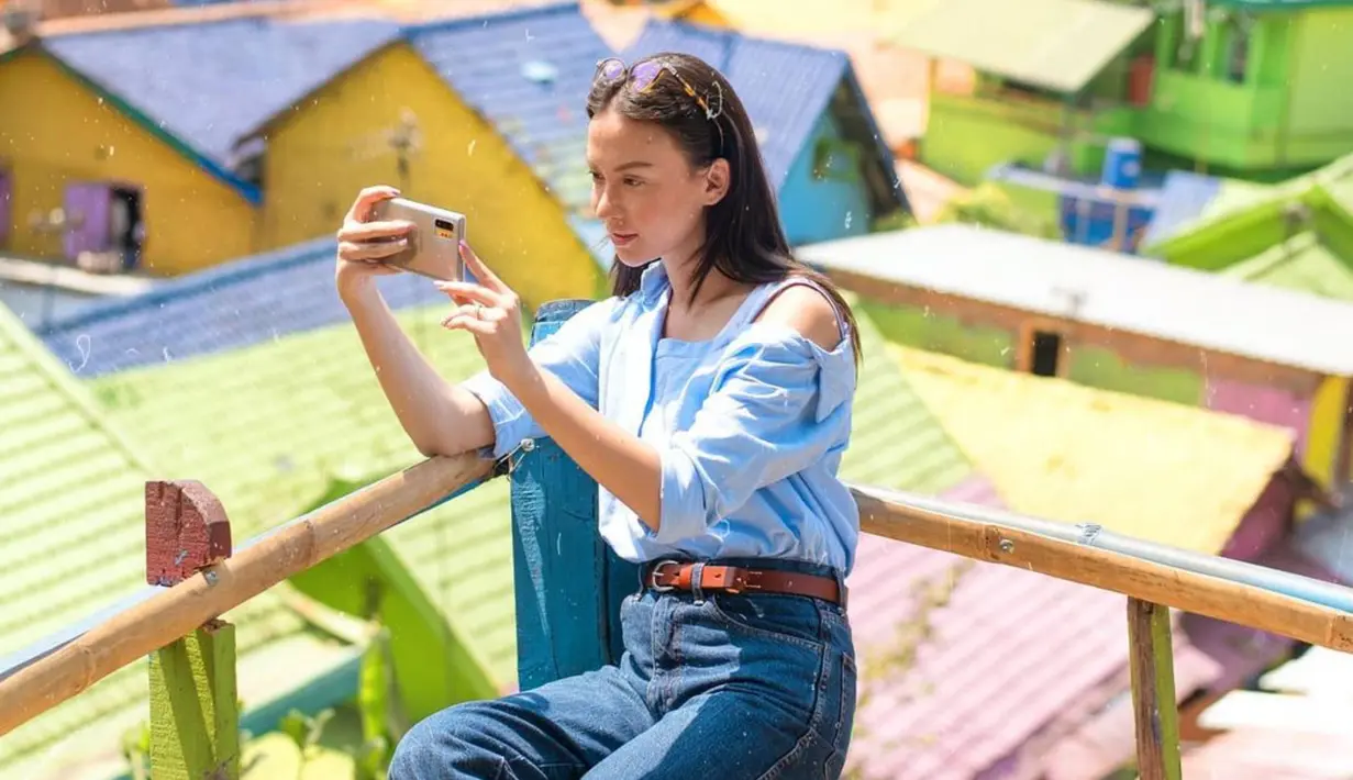 Sebelum mengikuti ajang kontes kecantikan, Karina Nadila sudah berprofesi sebagai seorang model. Kini, ia pun kerap tampil di dunia hiburan Tanah Air. (Liputan6.com/IG/karinadila8921)