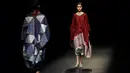 Model berjalan di runway Amazon Fashion Week Tokyo 2018 menampilkan karya desainer Indonesia, Anandia Marina Putri dan Novita Yunus, Selasa (20/3). Keduanya menggabungkan teknik menenun dengan kolaborasi budaya Indonesia dan Jepang. (AP/Shizuo Kambayashi)