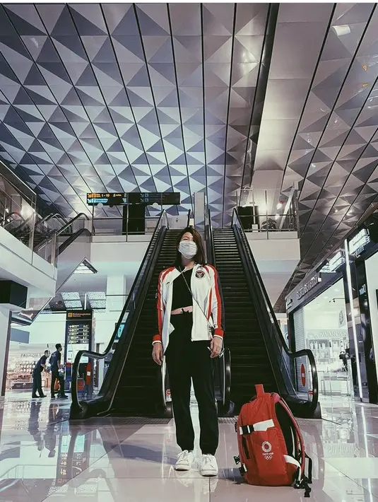 Saat menuju Olimpiade Tokyo 2020, Greysia tampak keren mengenakan jaket tim Indonesia dengan onner tanktop hitam dan pants hitam. Dok. Instagram @greyspolii