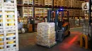 Pekerja dengan mobil lift pengangkut barang mendistribusi bahan kimia untuk konstruksi dan industri di Gudang Sika Indonesia, Bogor, Selasa (24/05/2022). Perusahaan asal Swiss mengalami pertumbuhan bisnis positif mencapai dua digit di masa pandemi. (Liputan6.com/HO/Reza)