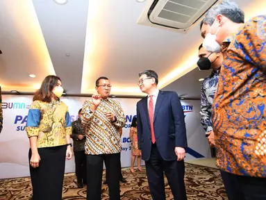 Direktur Utama BTN, Haru Koesmahargyo (tengah) berbincang usai penandatanganan Perjanjian Pinjaman Bank BTN dengan JICA, Citi Bank dan BCA di Jakarta, Rabu (18/5/2022). Bank BTN mendapat dukungan fasilitas pinjaman dari JICA, Citi Bank dan BCA senilai total USD 100 juta atau setara Rp 1,4 triliun untuk mendukung pembiayaan rumah rakyat dan menyukseskan Program Sejuta Rumah. (Liputan6.com/HO/BTN)