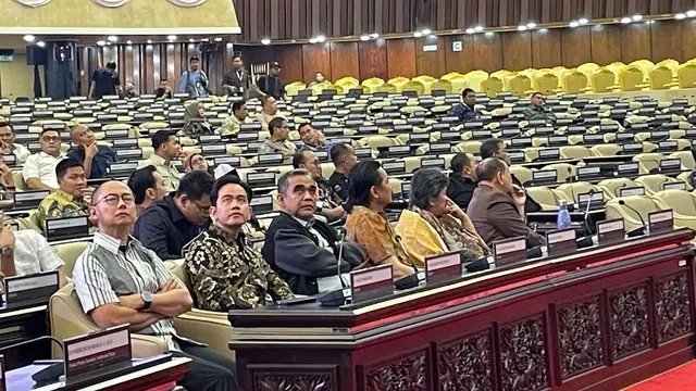 Wakil Presiden Terpilih, Gibran Rakabuming Raka melihat gladi bersih Upacara pelantikan Presiden dan Wakil Presiden Terpilih Periode 2024-2029.