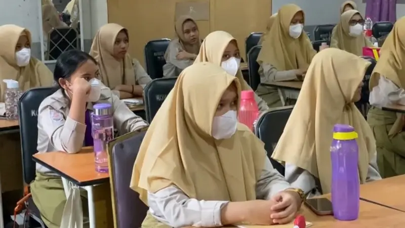Siswi SMA Negeri Pekanbaru tidak belajar daring lagi karena kabut asap hasil Karhutla Riau sudah mulai menghilang dan kualitas udara mulai membaik.