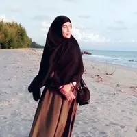 Beberapa waktu lalu penyanyi dangdut yang populer dengan lagu Keong Racun, Cinta Penelope memutuskan untuk berhijab. Cinta yang dulu dikenal dengan imej seksi itu membuat banyak pertanyaan dari warganet. (Instagram/princess_cinta_penelope)
