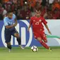 Gelandang Persija, Riko Simanjuntak (kanan) berebut bola dengan pemain Johor Darul Takzim pada lanjutan penyisihan Grup H Piala Asia 2018 di Stadion GBK, Jakarta, Selasa (10/4). Babak pertama Persija unggul 3-0. (Liputan6.com/Helmi Fithriansyah)